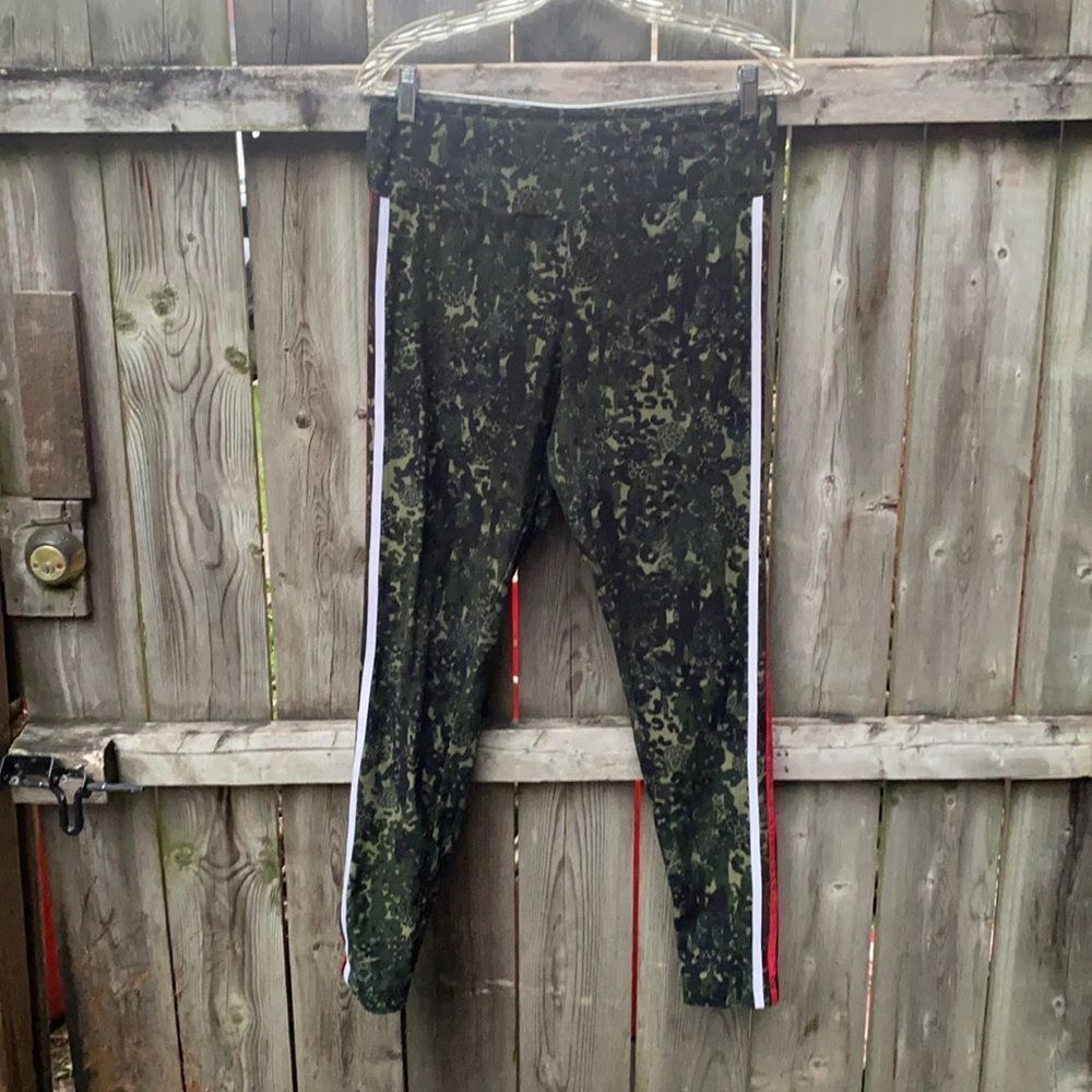 No Boundaries camouflage leggings sz. L